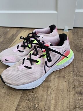 Nike Womens Renew Run Size 8 Sneakers
